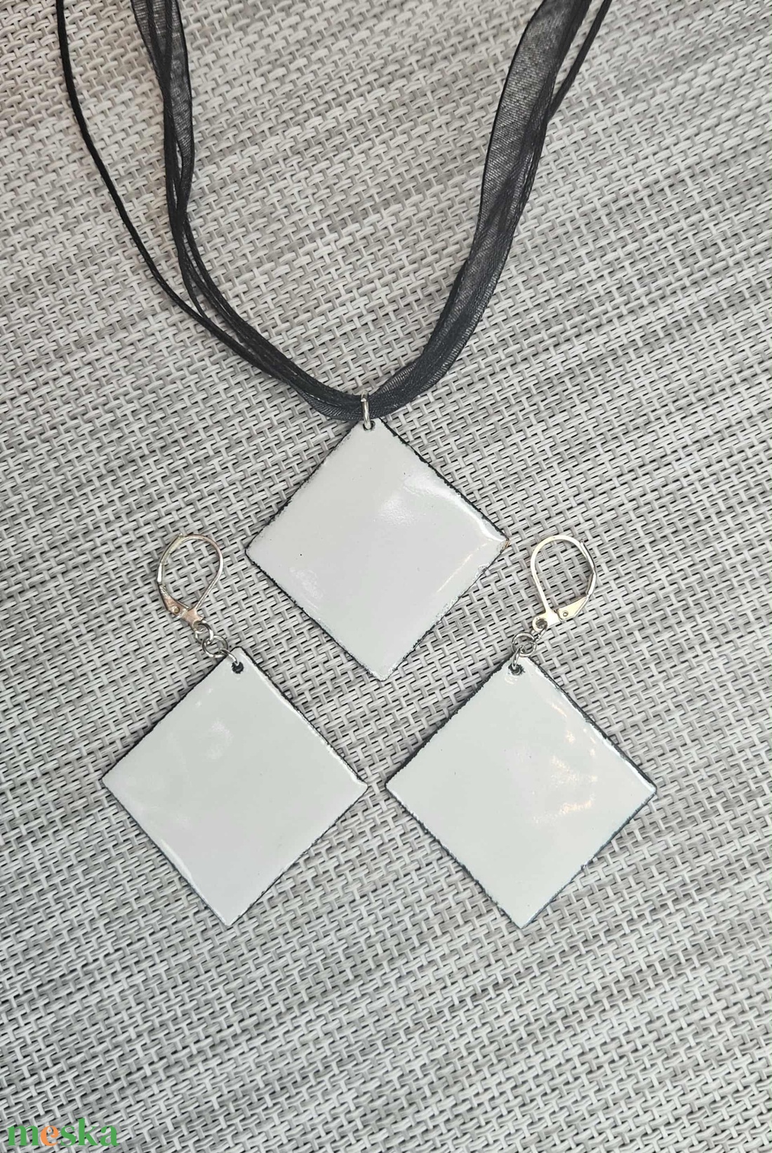 Tűzzománc fülbevaló vagy medál - egyszínű fehér - négyzetes - ékszer - ékszerszett - Meska.hu