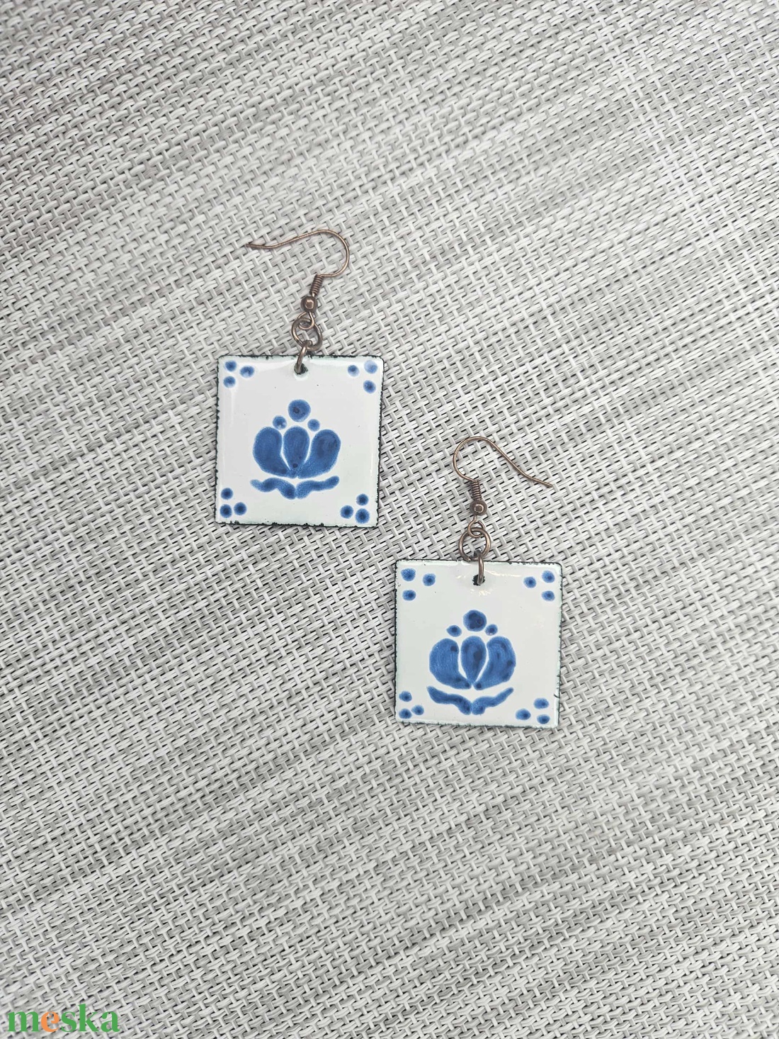 Tűzzománc fülbevaló magyar motívummal - fehér-kék - négyzetes - ékszer - fülbevaló - lógó fülbevaló - Meska.hu