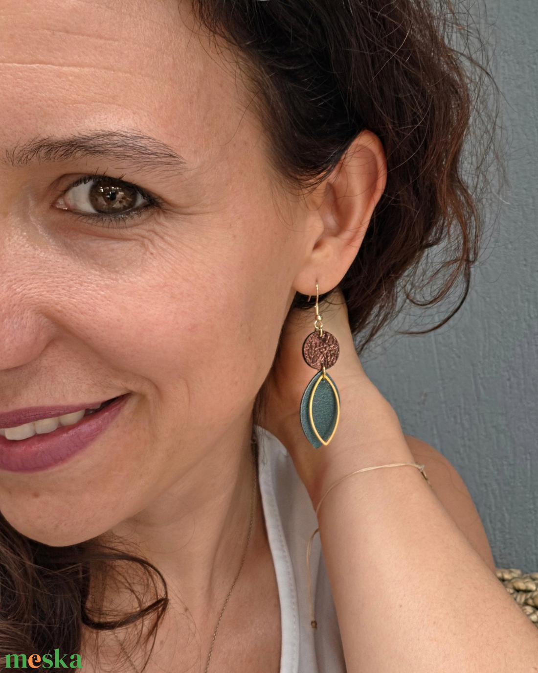 ADITI bőr fülbevaló - barna / petrolzöld - ékszer - fülbevaló - lógó fülbevaló - Meska.hu