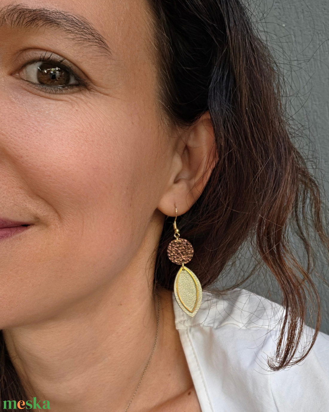 ADITI bőr fülbevaló - vajszín / púderes korall - ékszer - fülbevaló - lógó fülbevaló - Meska.hu