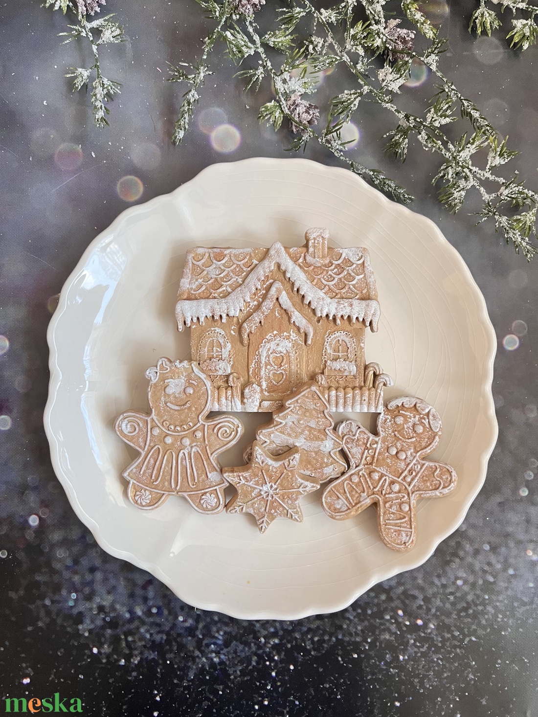 Mézeskalács házikó és lakói - kellékek & szerszámok - díszíthető tárgyak - kerámia - Meska.hu