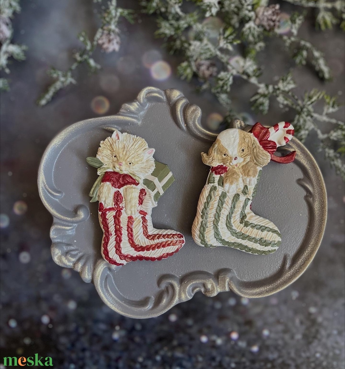 Karácsonyi zoknik cicával és kutyával - kellékek & szerszámok - díszíthető tárgyak - kerámia - Meska.hu