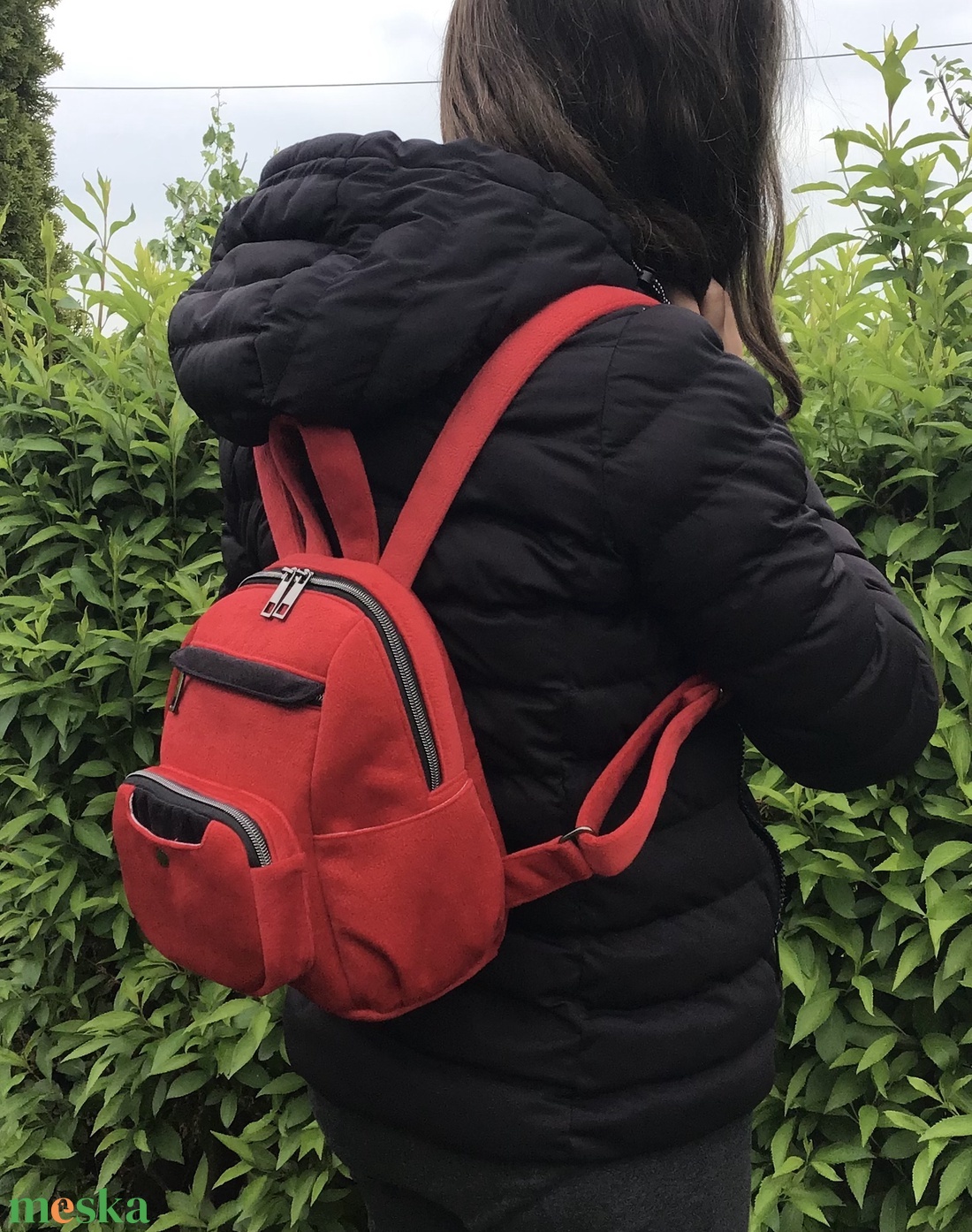 Gyönyörű, selymesen puha piros hátitáska, fekete kontraszttal - táska & tok - hátizsák - hátizsák - Meska.hu