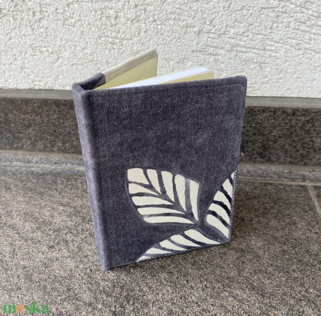 Sötétszürke mintás varrott, A6-os notesz - otthon & életmód - papír, írószer - jegyzetfüzet & napló - Meska.hu Sötétszürke mintás varrott, A6-os notesz - otthon & életmód - papír, írószer - jegyzetfüzet & napló - Meska.hu