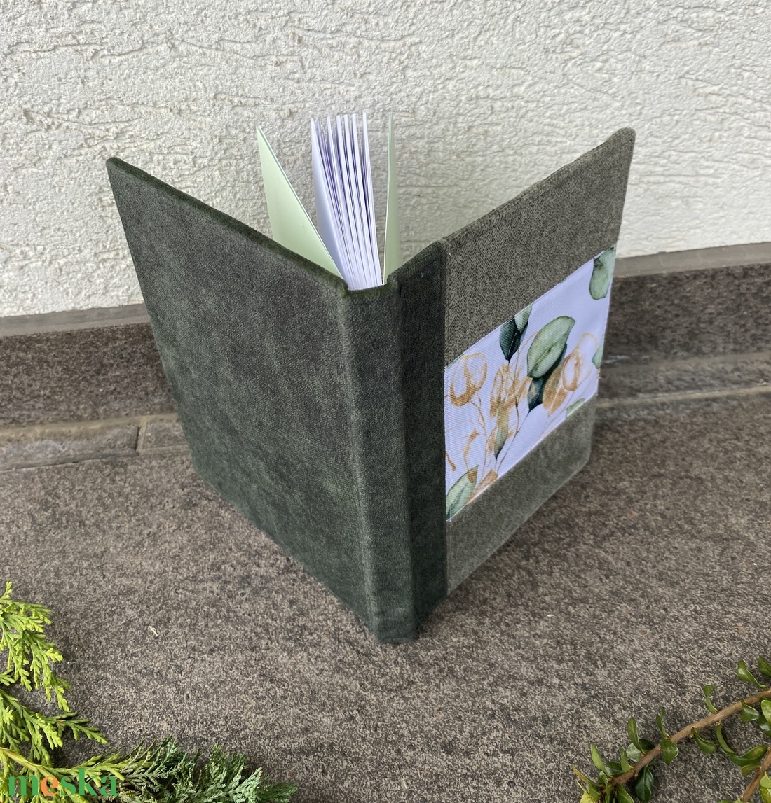 Kétféle zöld, leveles mintás, varrott, nagyon puha szövet borítású A5-ös notesz - otthon & életmód - papír, írószer - jegyzetfüzet & napló - Meska.hu