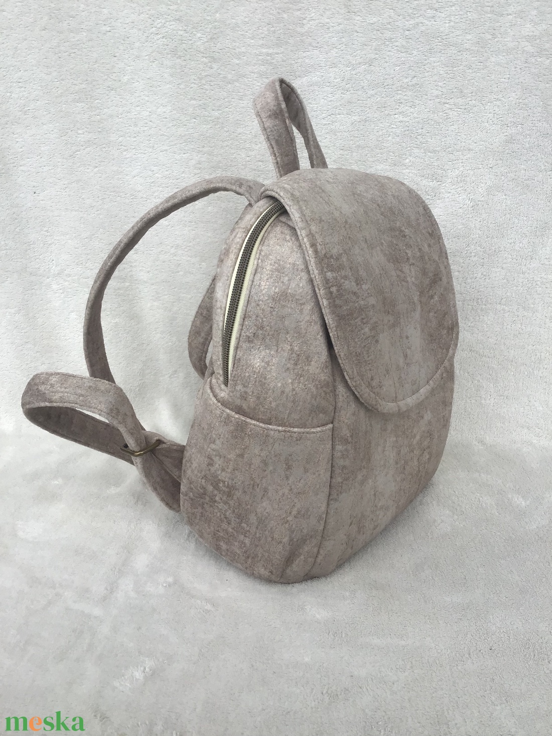 Rejtett cippzáros! - Homokszínű puha hátitáska - táska & tok - hátizsák - hátizsák - Meska.hu