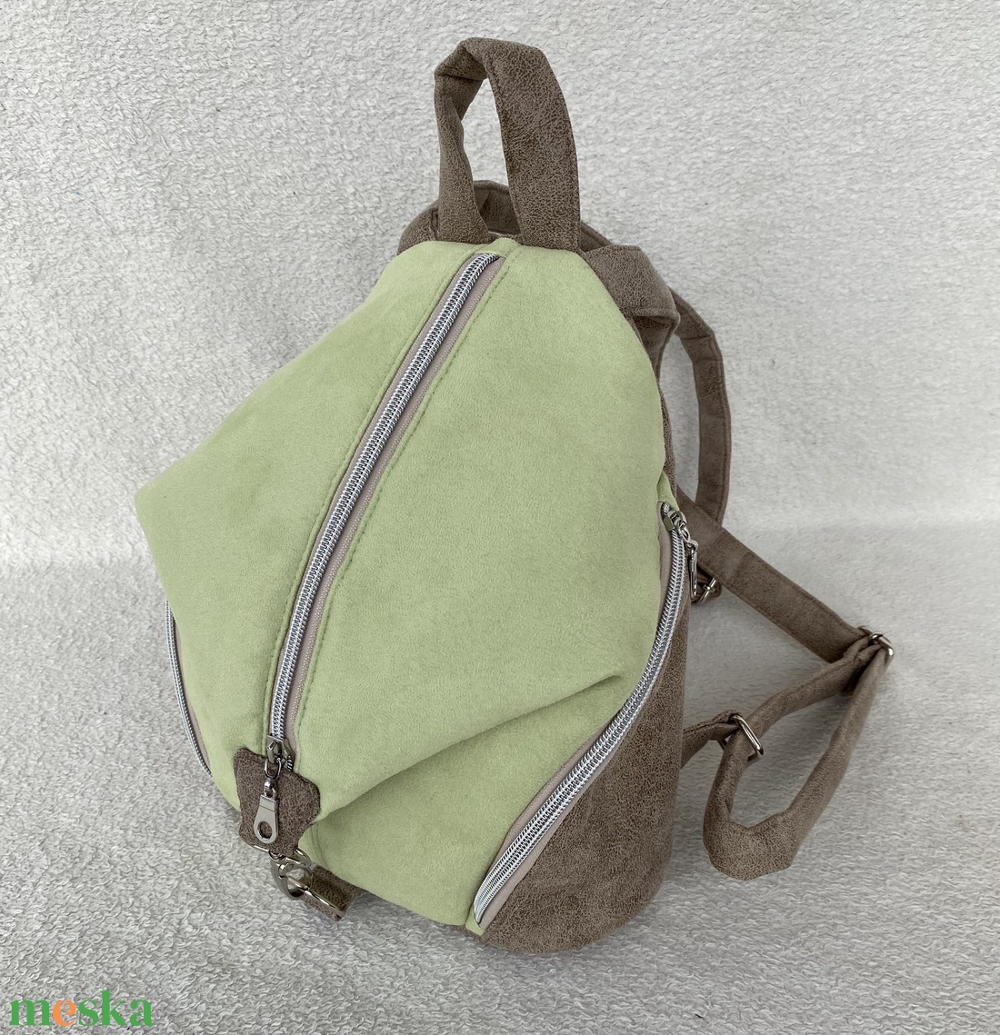 Egyedi megjelenésű kis világoszöld és drapp hátitáska - táska & tok - hátizsák - hátizsák - Meska.hu