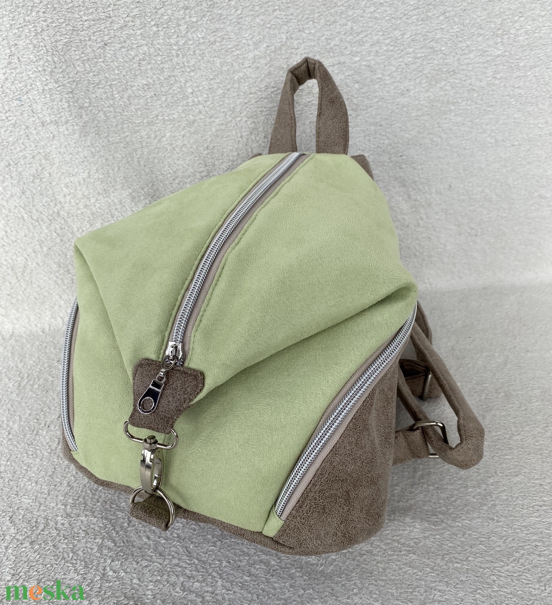 Egyedi megjelenésű kis világoszöld és drapp hátitáska - táska & tok - hátizsák - hátizsák - Meska.hu