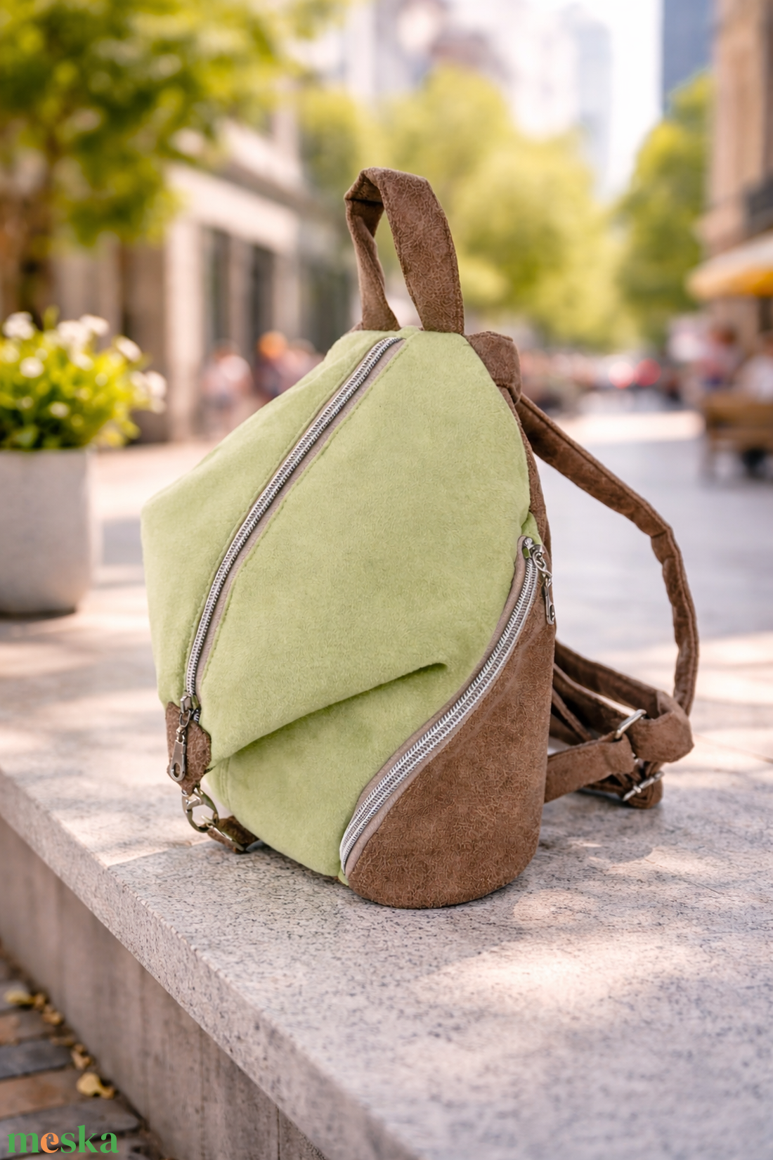 Egyedi megjelenésű kis világoszöld és drapp hátitáska - táska & tok - hátizsák - hátizsák - Meska.hu