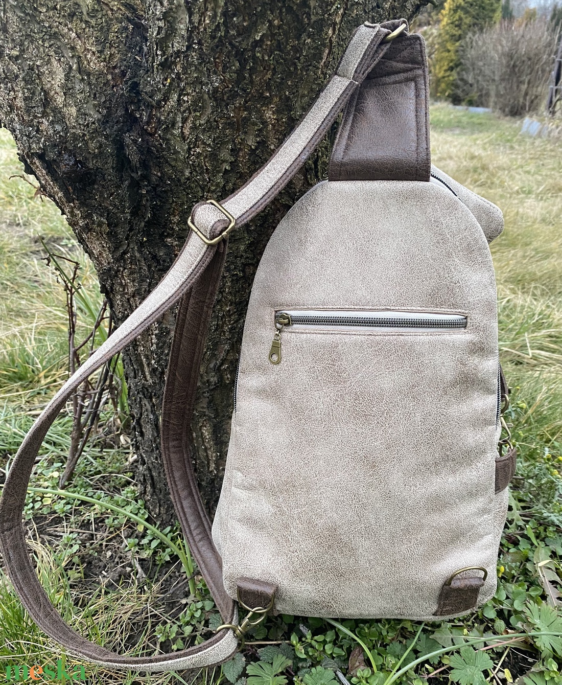 Variálható ferdepántos hátitáska, bőrhatású anyagból - táska & tok - hátizsák - hátizsák - Meska.hu