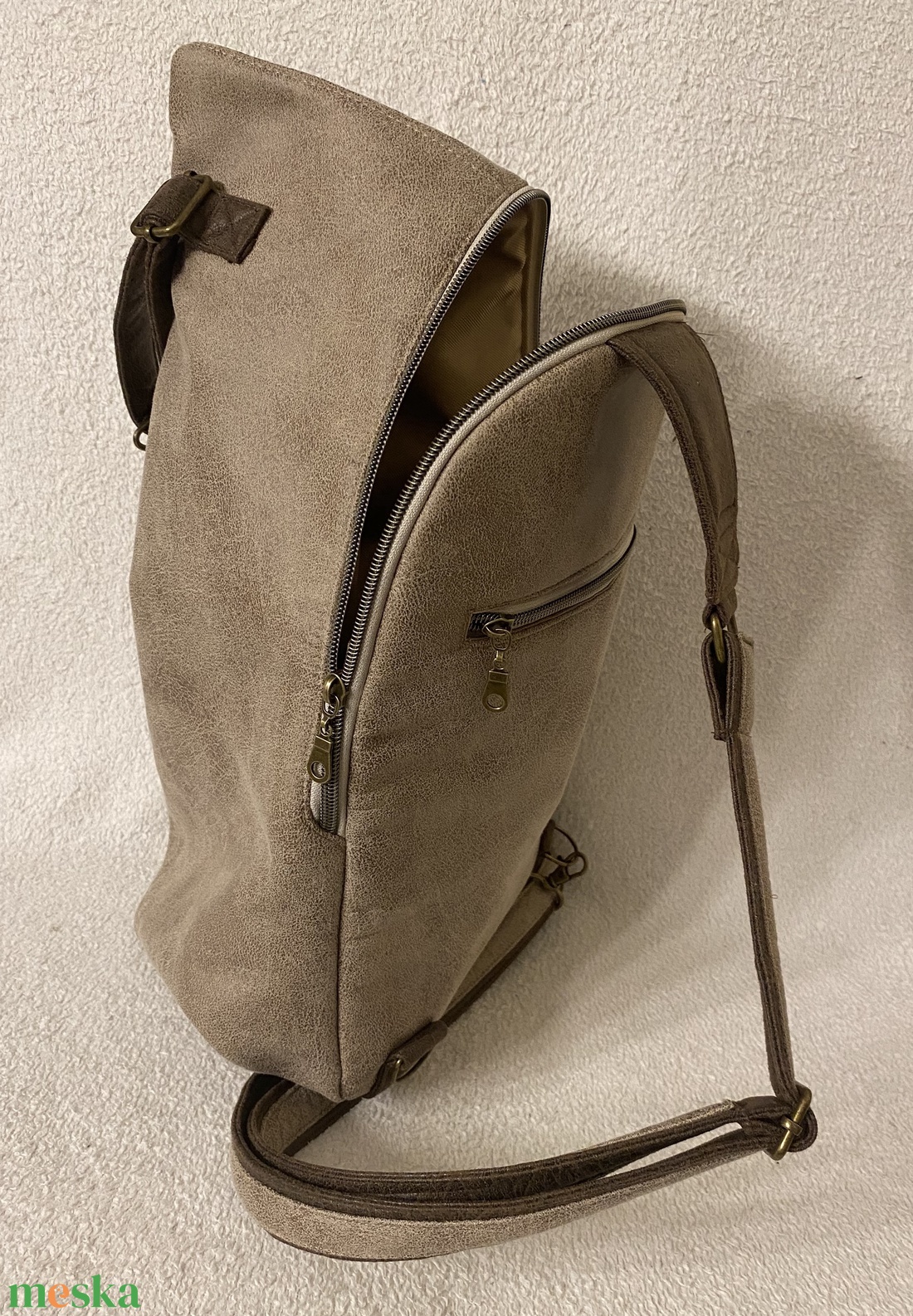 Variálható ferdepántos hátitáska, bőrhatású anyagból - táska & tok - hátizsák - hátizsák - Meska.hu