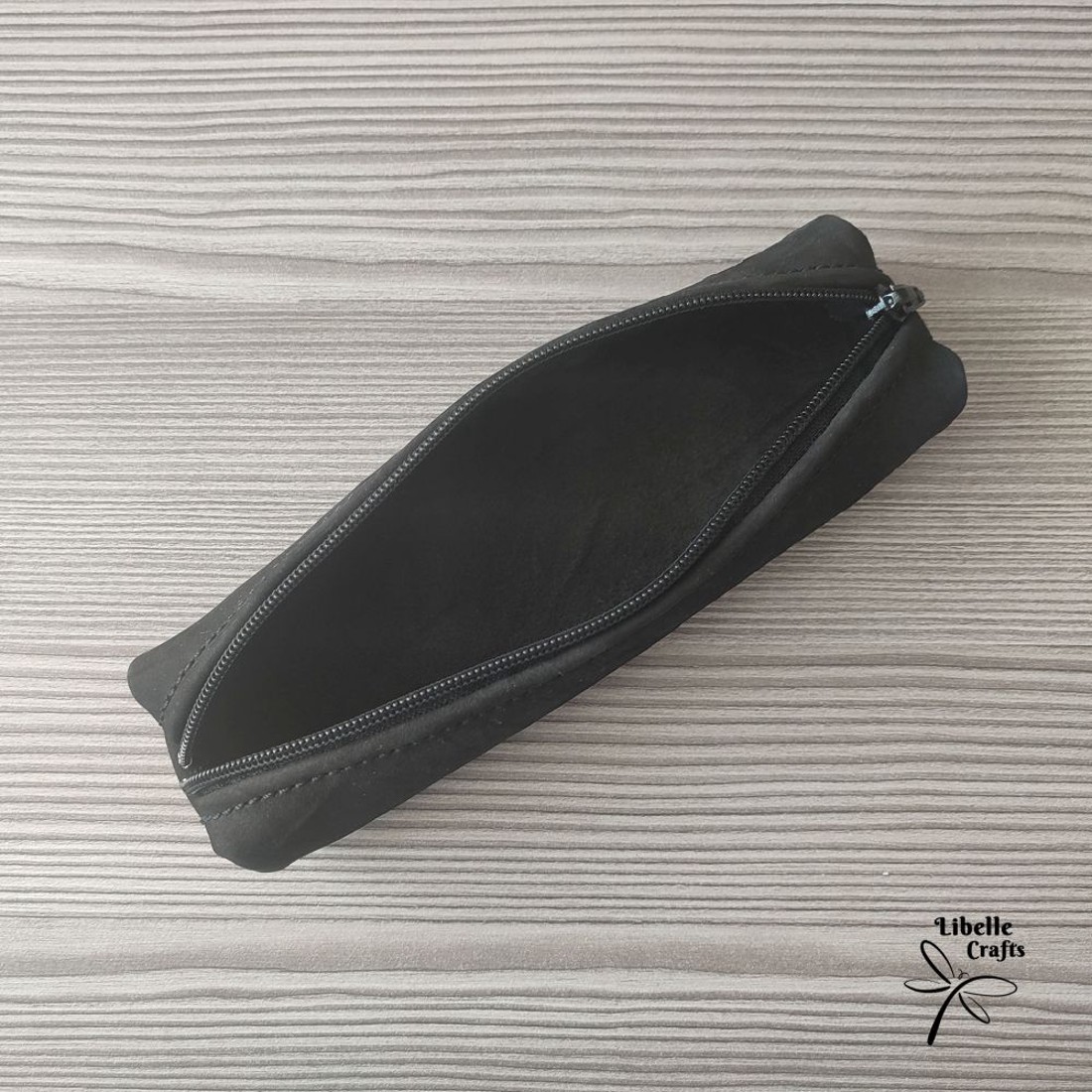 Gyűrt fekete bőrből készült tolltartó - otthon & életmód - papír, írószer - tolltartó & ceruzatekercs - Meska.hu