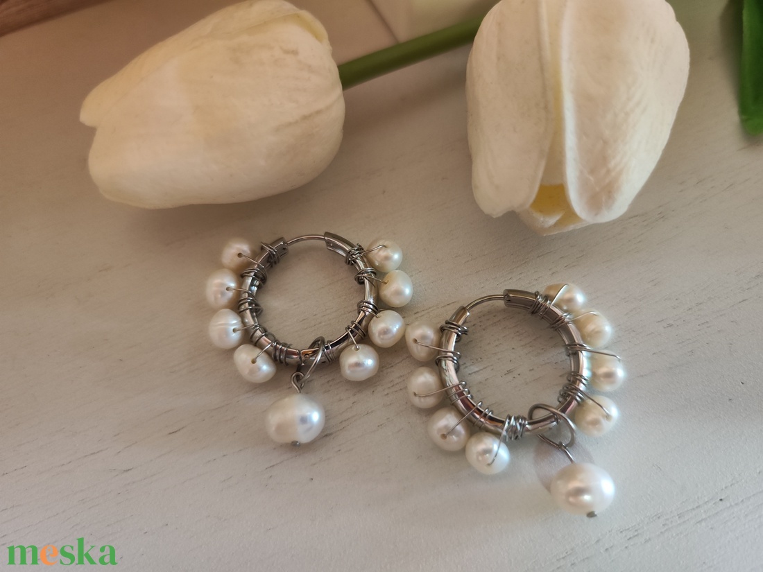 Egyedi, nemesacél fülbevaló, tenyésztett gyöngyökkel! - ékszer - fülbevaló - karika fülbevaló - Meska.hu