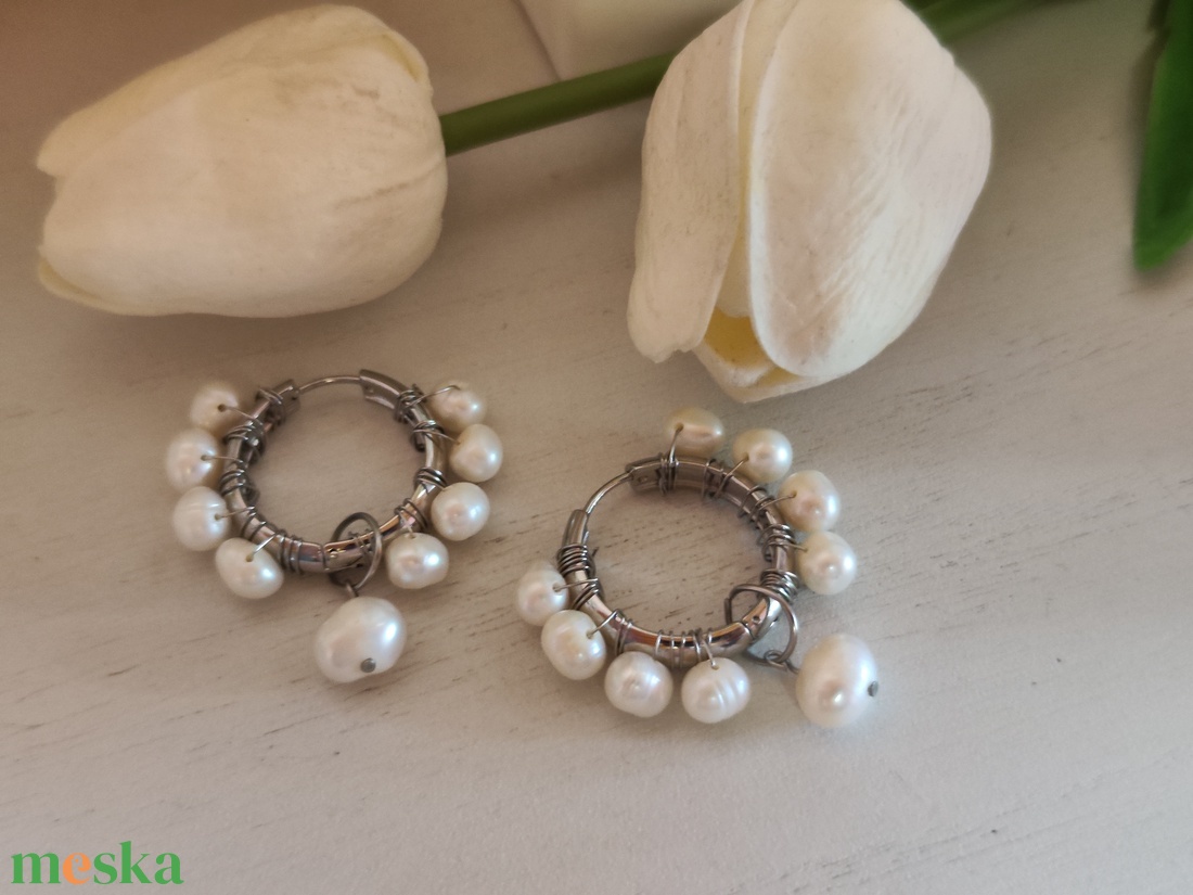 Egyedi, nemesacél fülbevaló, tenyésztett gyöngyökkel! - ékszer - fülbevaló - karika fülbevaló - Meska.hu