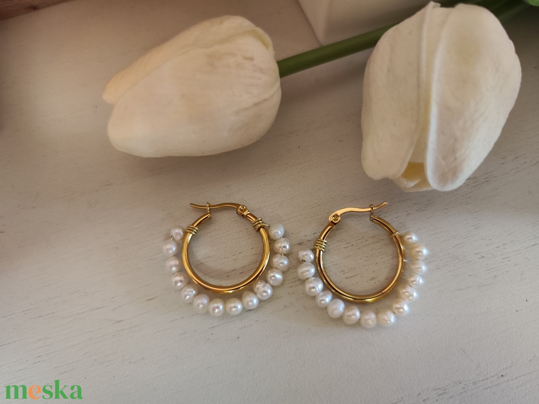 Különleges nemesacél fülbevaló, tenyésztett gyöngyökkel! - ékszer - fülbevaló - karika fülbevaló - Meska.hu