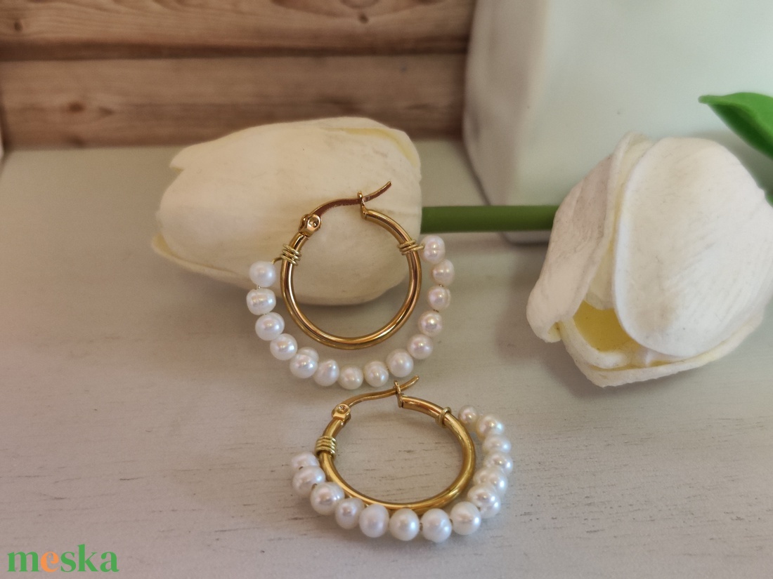 Különleges nemesacél fülbevaló, tenyésztett gyöngyökkel! - ékszer - fülbevaló - karika fülbevaló - Meska.hu
