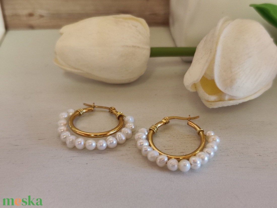 Különleges nemesacél fülbevaló, tenyésztett gyöngyökkel! - ékszer - fülbevaló - karika fülbevaló - Meska.hu