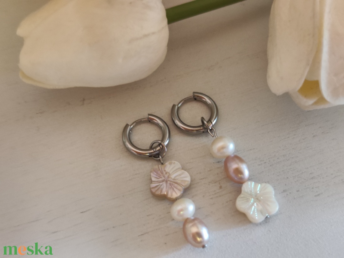 Egyedi, aszimmetrikus nemesacél, tenyésztett gyöngy fülbevaló! - ékszer - fülbevaló - lógó fülbevaló - Meska.hu