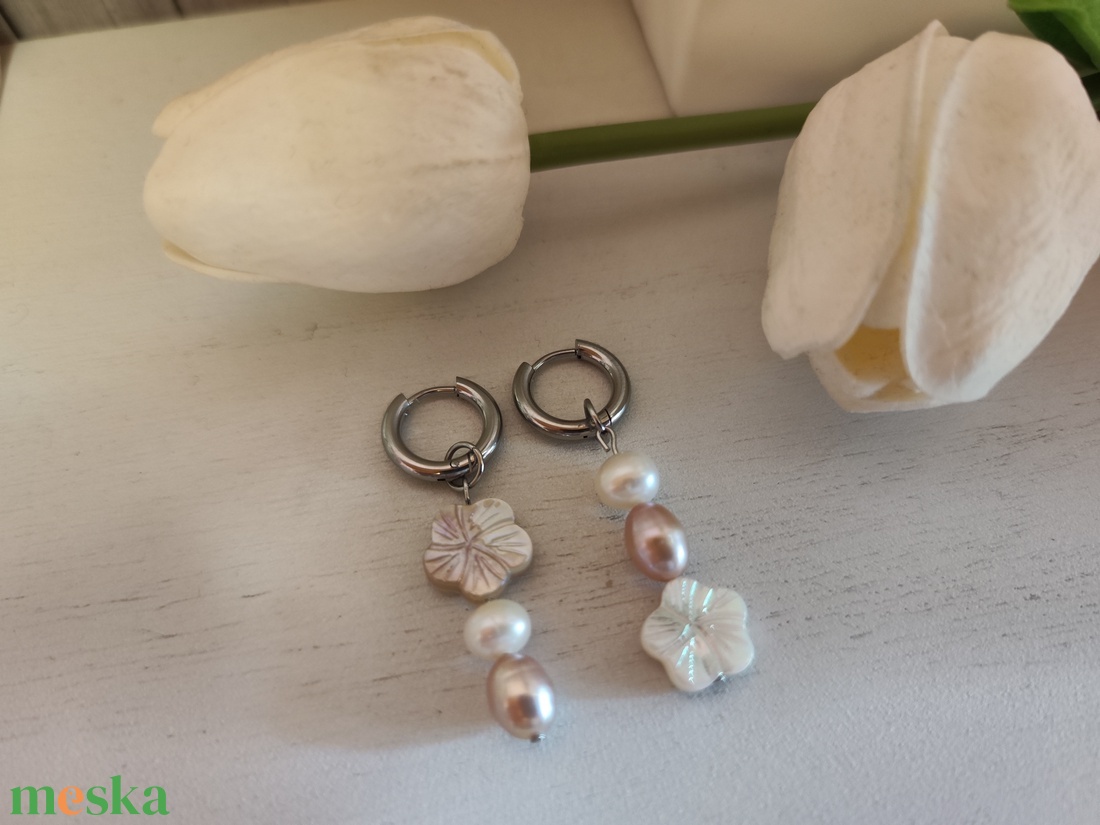 Egyedi, aszimmetrikus nemesacél, tenyésztett gyöngy fülbevaló! - ékszer - fülbevaló - lógó fülbevaló - Meska.hu