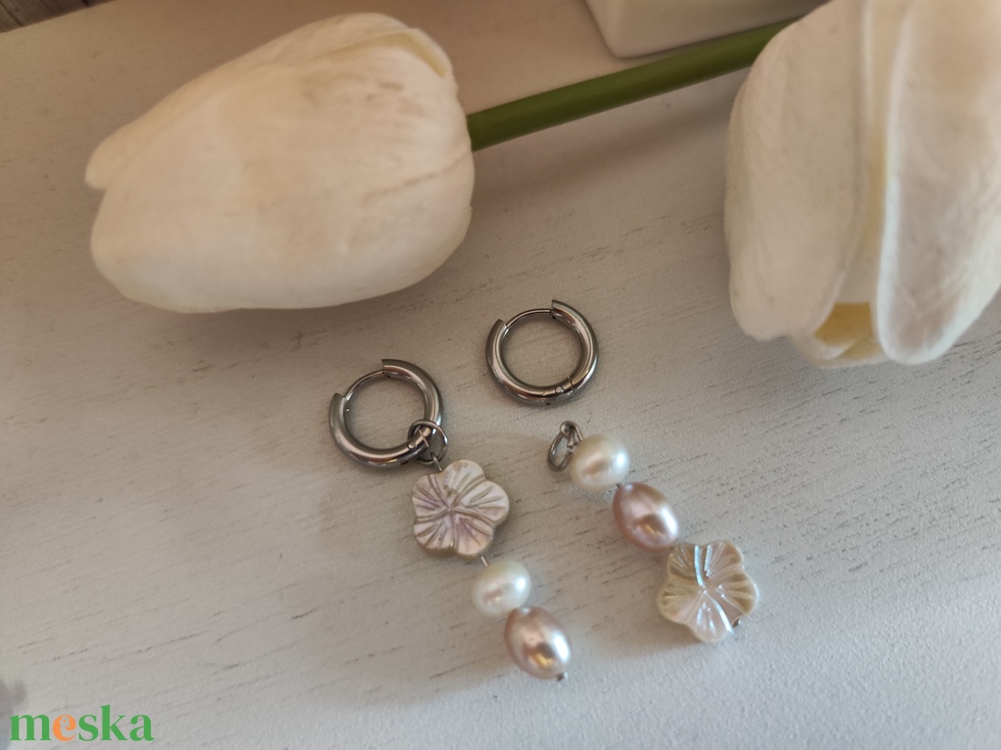 Egyedi, aszimmetrikus nemesacél, tenyésztett gyöngy fülbevaló! - ékszer - fülbevaló - lógó fülbevaló - Meska.hu