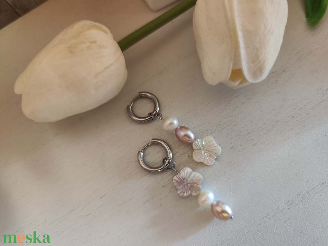 Egyedi, aszimmetrikus nemesacél, tenyésztett gyöngy fülbevaló! - ékszer - fülbevaló - lógó fülbevaló - Meska.hu