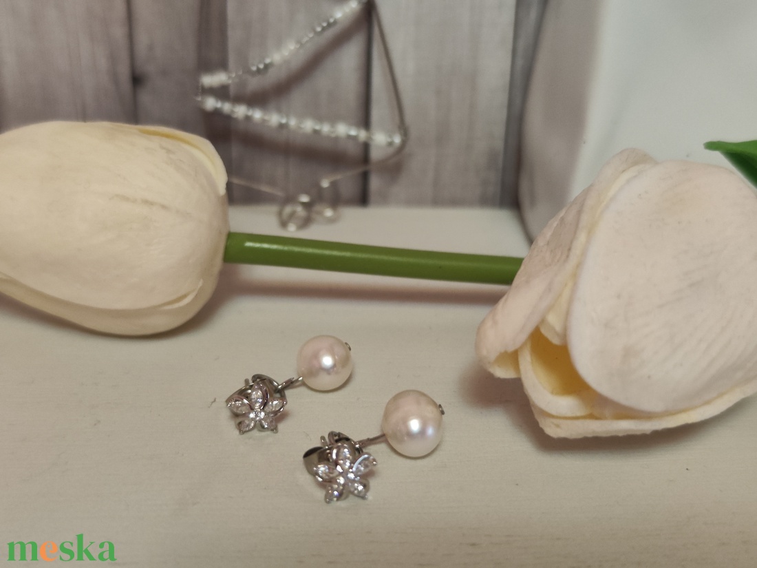 Egyedi S925 ezüst virágos fülbevaló tenyésztett gyönggyel! - ékszer - fülbevaló - lógós kerek fülbevaló - Meska.hu