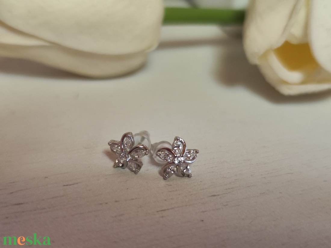 Egyedi S925 ezüst virágos fülbevaló tenyésztett gyönggyel! - ékszer - fülbevaló - lógós kerek fülbevaló - Meska.hu