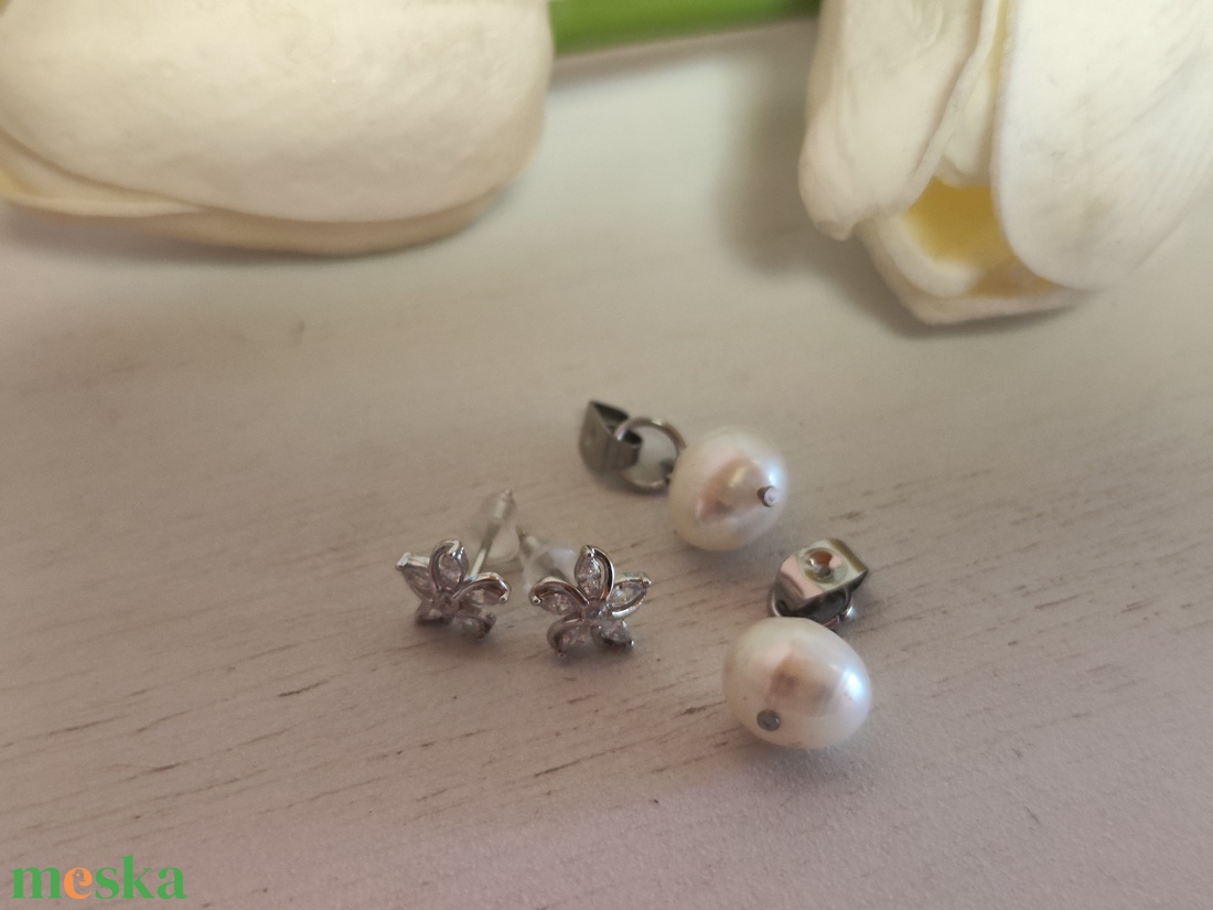 Egyedi S925 ezüst virágos fülbevaló tenyésztett gyönggyel! - ékszer - fülbevaló - lógós kerek fülbevaló - Meska.hu