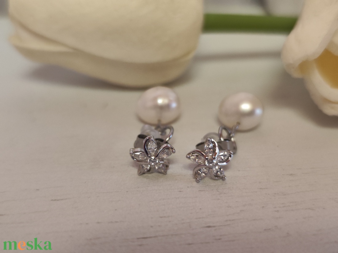 Egyedi S925 ezüst virágos fülbevaló tenyésztett gyönggyel! - ékszer - fülbevaló - lógós kerek fülbevaló - Meska.hu