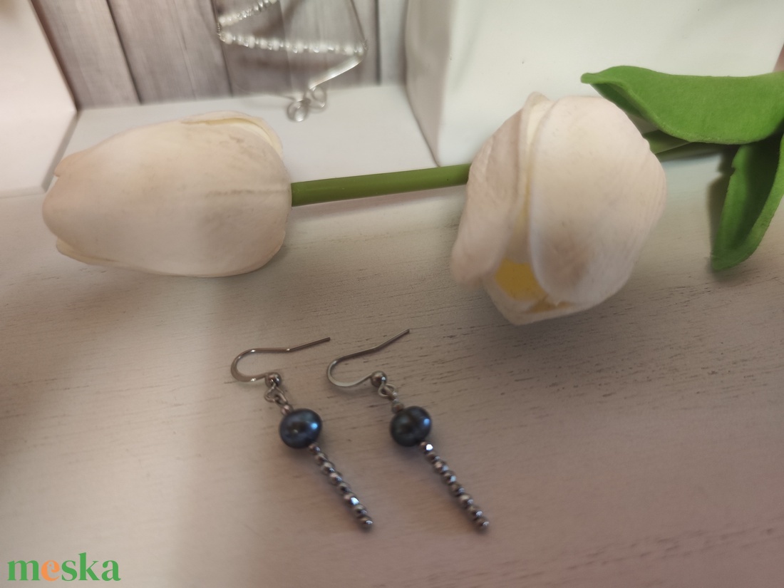 Tenyésztett gyöngy- hematit fülbevaló! - ékszer - fülbevaló - lógó fülbevaló - Meska.hu