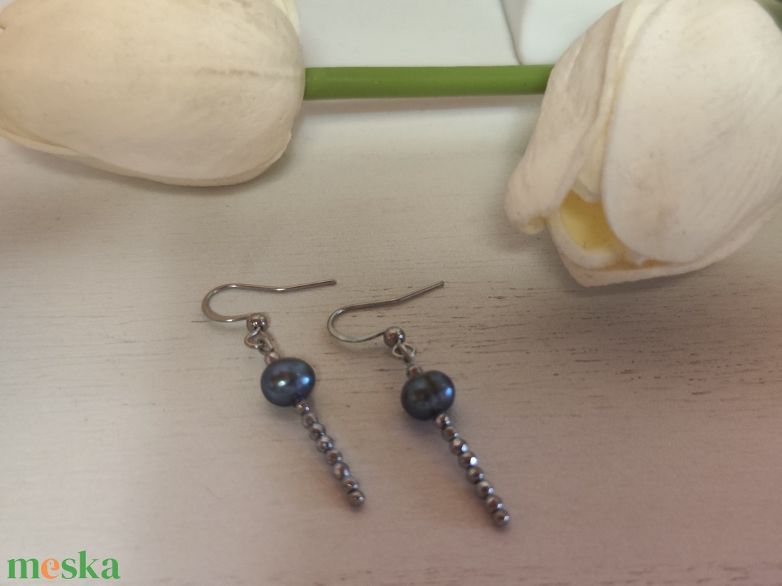 Tenyésztett gyöngy- hematit fülbevaló! - ékszer - fülbevaló - lógó fülbevaló - Meska.hu