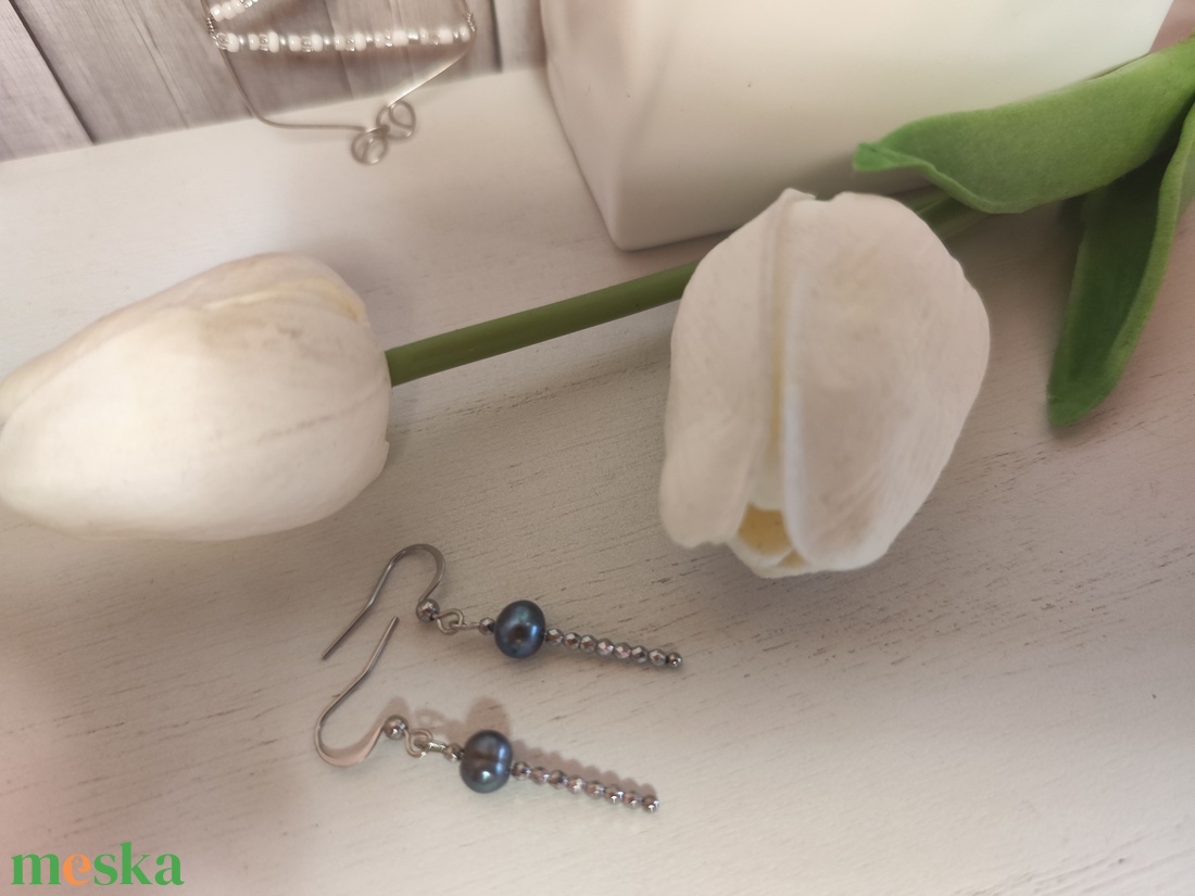 Tenyésztett gyöngy- hematit fülbevaló! - ékszer - fülbevaló - lógó fülbevaló - Meska.hu