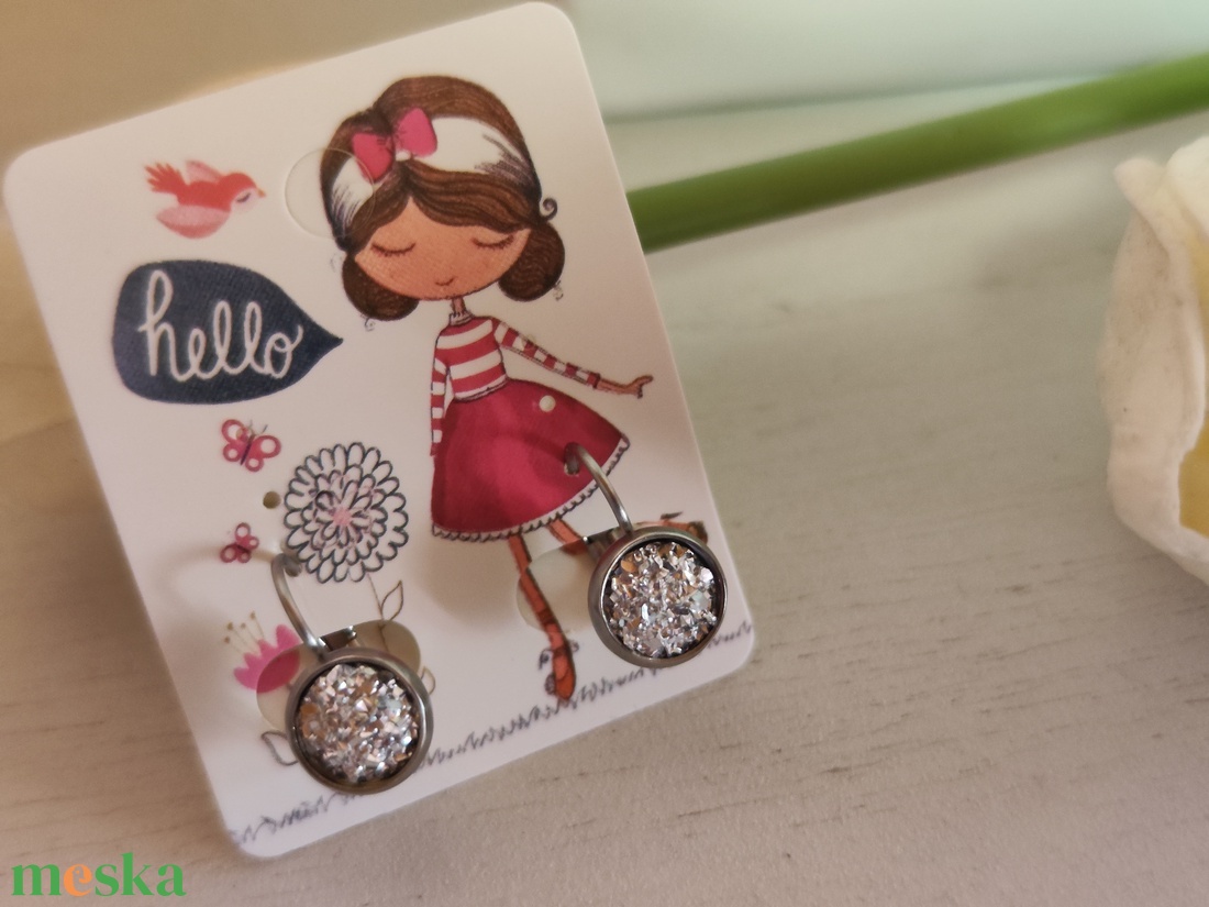 Csillámos műgyanta, kislány fülbevaló! - ékszer - fülbevaló - lógó csepp fülbevaló - Meska.hu