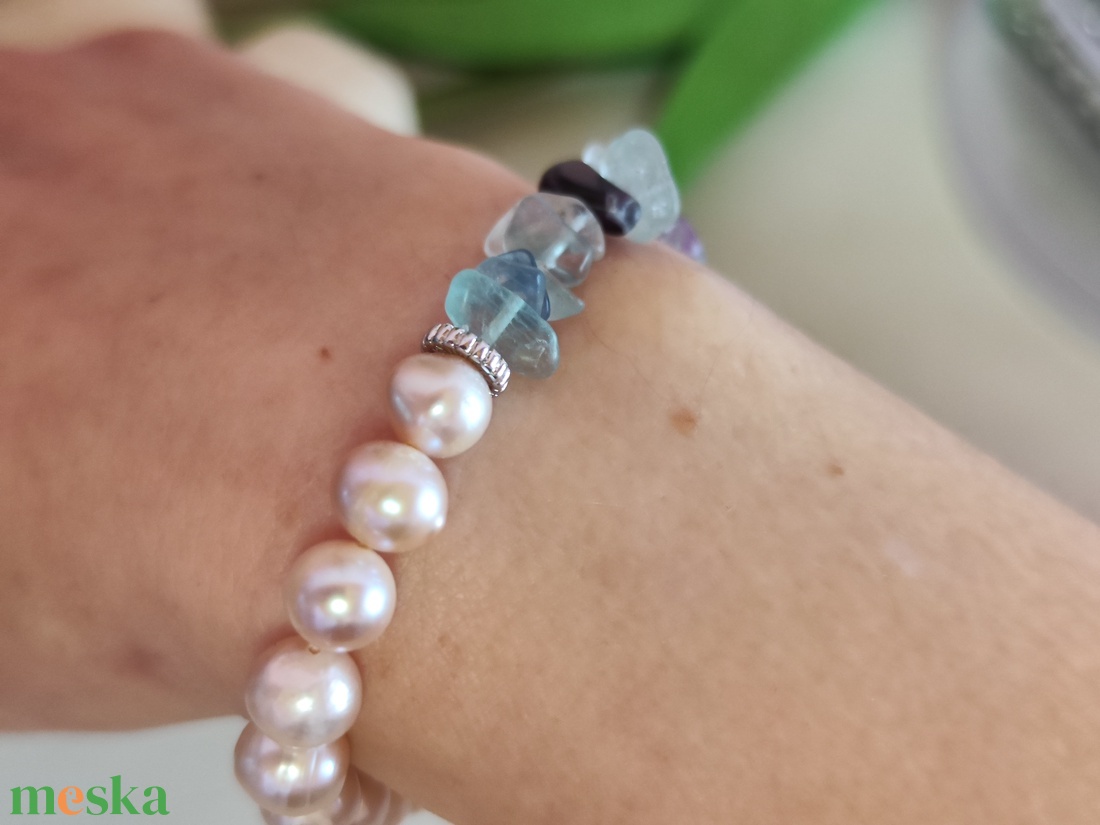Édesvízi tenyésztett gyöngy - fluorit ásvány karkötő. - ékszer - karkötő - ásványkarkötő - Meska.hu