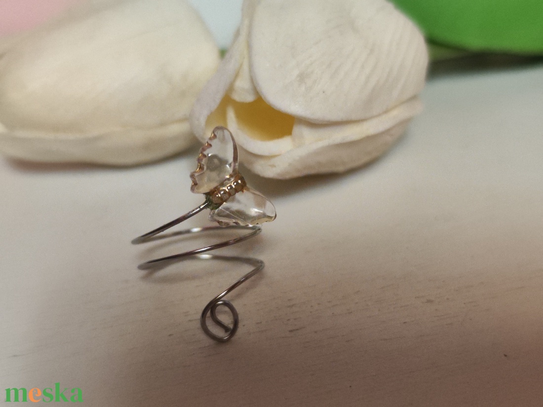 Egyedi kézzel hajlított gyűrű, pillangó medállal. - ékszer - gyűrű - statement gyűrű - Meska.hu