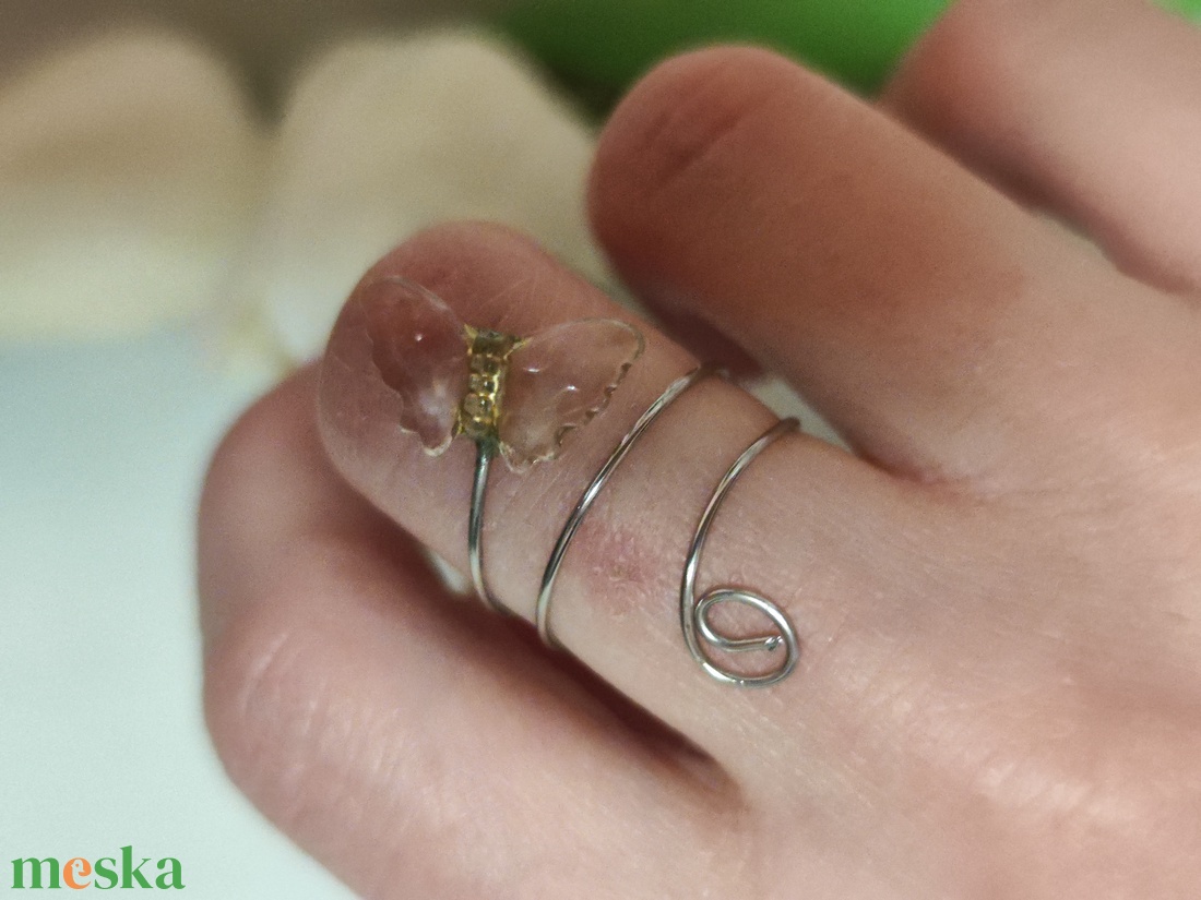 Egyedi kézzel hajlított gyűrű, pillangó medállal. - ékszer - gyűrű - statement gyűrű - Meska.hu