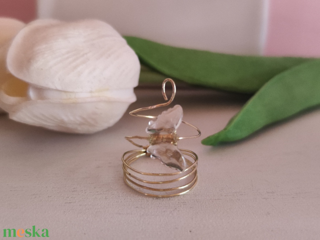 Egyedi, kézzel készült gyűrű, pillangó medállal. - ékszer - gyűrű - statement gyűrű - Meska.hu