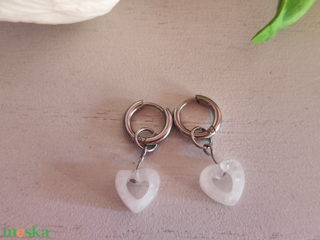 Nemesacél fülbevaló, hegyikristály szív medállal! - ékszer - fülbevaló - lógó fülbevaló - Meska.hu