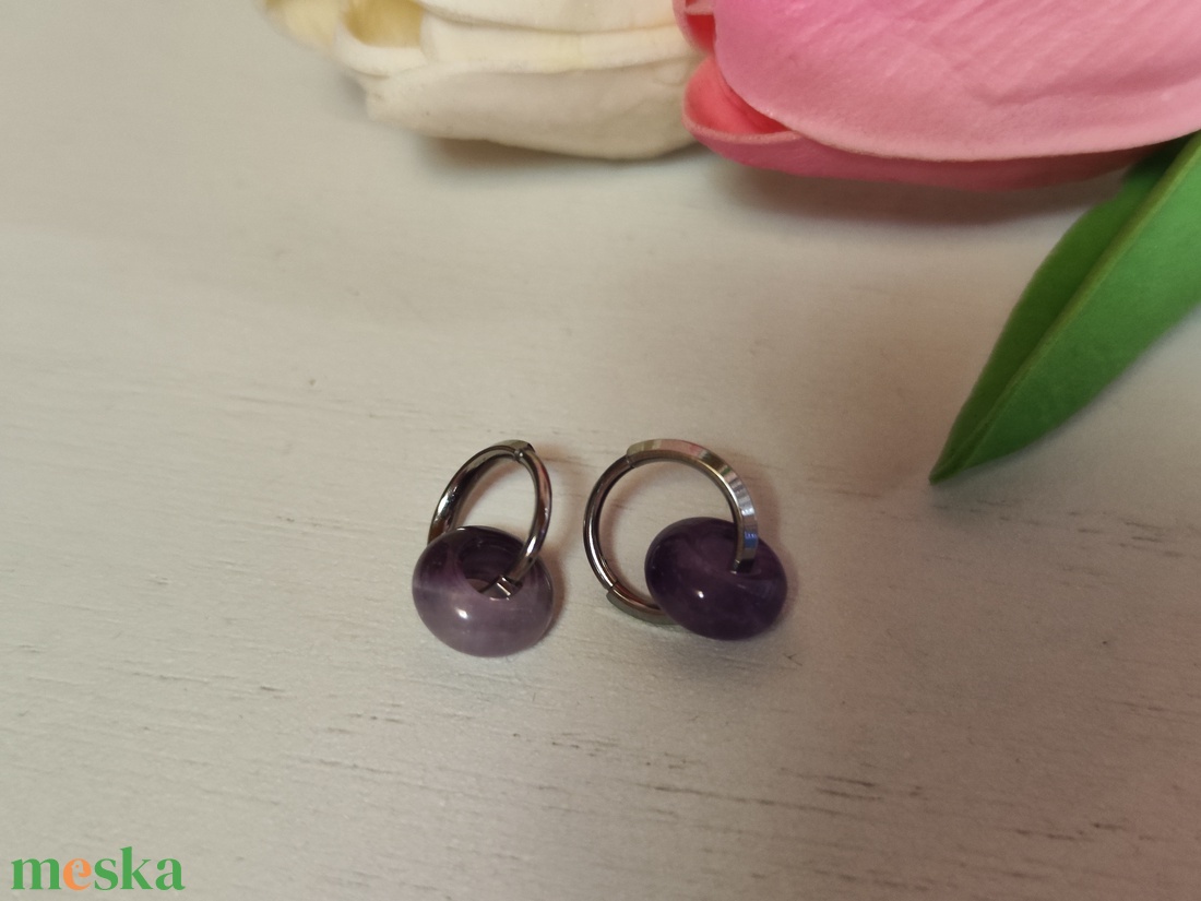 Titán hipoallergén fülbevaló, ametiszt gyönggyel! - ékszer - fülbevaló - lógós kerek fülbevaló - Meska.hu