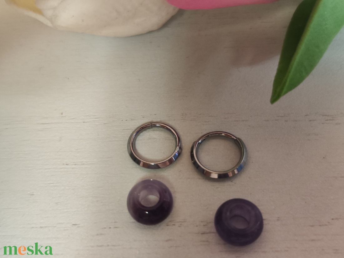 Titán hipoallergén fülbevaló, ametiszt gyönggyel! - ékszer - fülbevaló - lógós kerek fülbevaló - Meska.hu