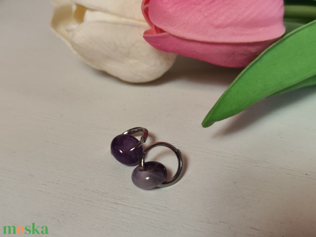 Titán hipoallergén fülbevaló, ametiszt gyönggyel! - ékszer - fülbevaló - lógós kerek fülbevaló - Meska.hu