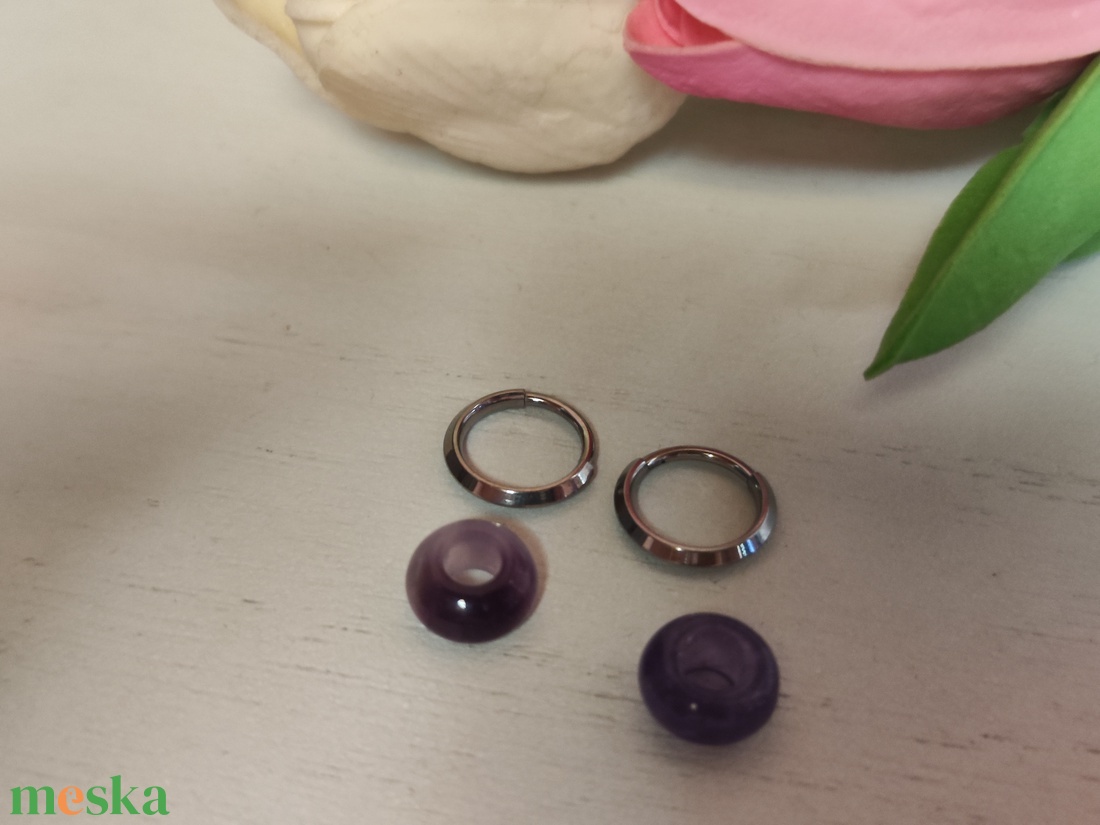 Titán hipoallergén fülbevaló, ametiszt gyönggyel! - ékszer - fülbevaló - lógós kerek fülbevaló - Meska.hu