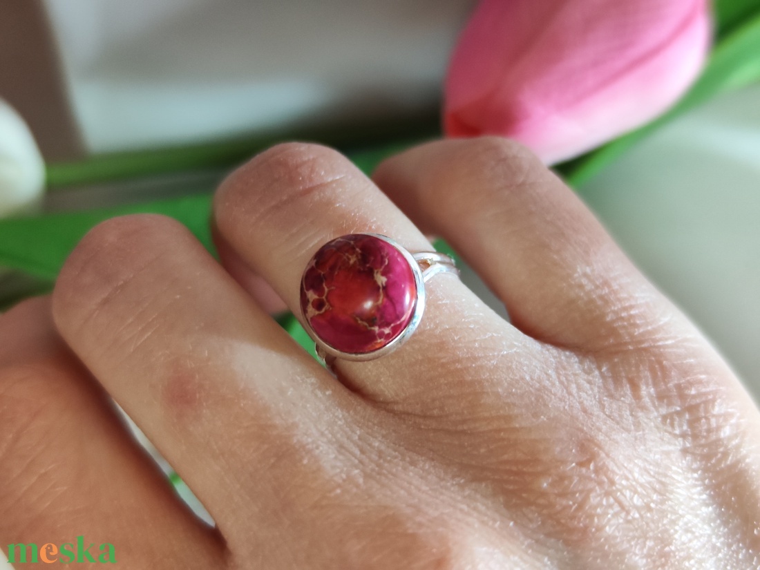 Nemesacél állítható cabochon gyűrű vörös jáspis kővel � 12 mm - ékszer - gyűrű - gyöngyös gyűrű - Meska.hu