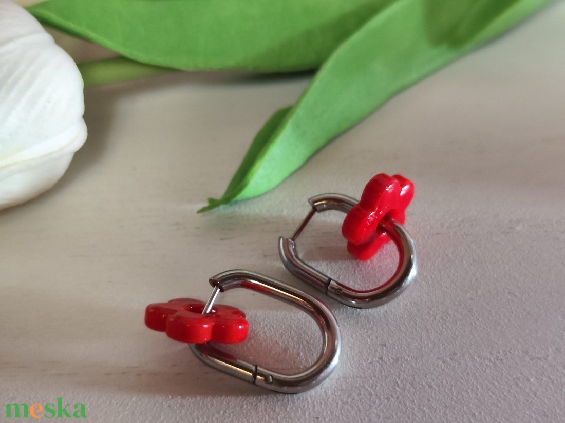 Nemesacél fülbevaló piros virág üveggyönggyel -16mm - Levehető gyöngy!  - ékszer - fülbevaló - lógó fülbevaló - Meska.hu