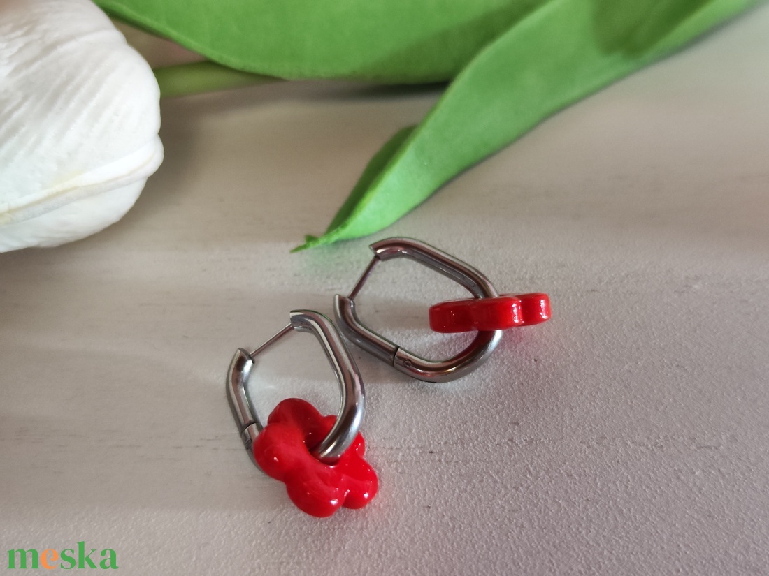Nemesacél fülbevaló piros virág üveggyönggyel -16mm - Levehető gyöngy!  - ékszer - fülbevaló - lógó fülbevaló - Meska.hu