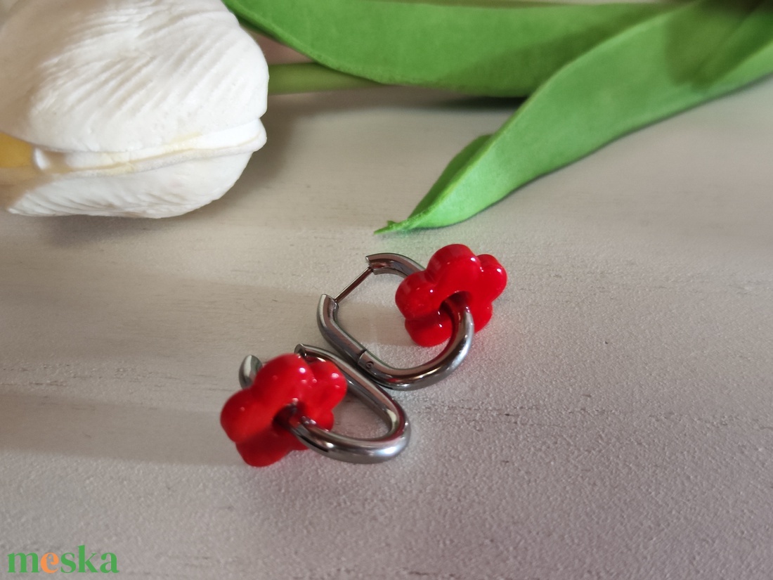 Nemesacél fülbevaló piros virág üveggyönggyel -16mm - Levehető gyöngy!  - ékszer - fülbevaló - lógó fülbevaló - Meska.hu