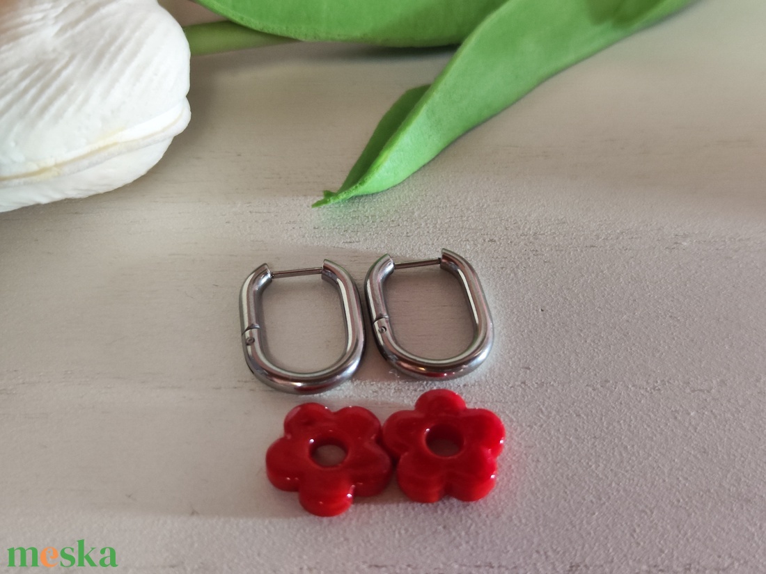 Nemesacél fülbevaló piros virág üveggyönggyel -16mm - Levehető gyöngy!  - ékszer - fülbevaló - lógó fülbevaló - Meska.hu