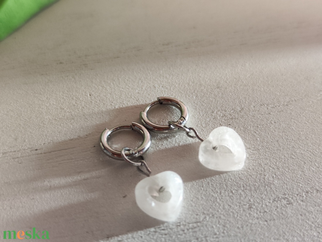 Nemesacél fülbevaló, hegyikristály szív medállal! - ékszer - fülbevaló - lógó fülbevaló - Meska.hu