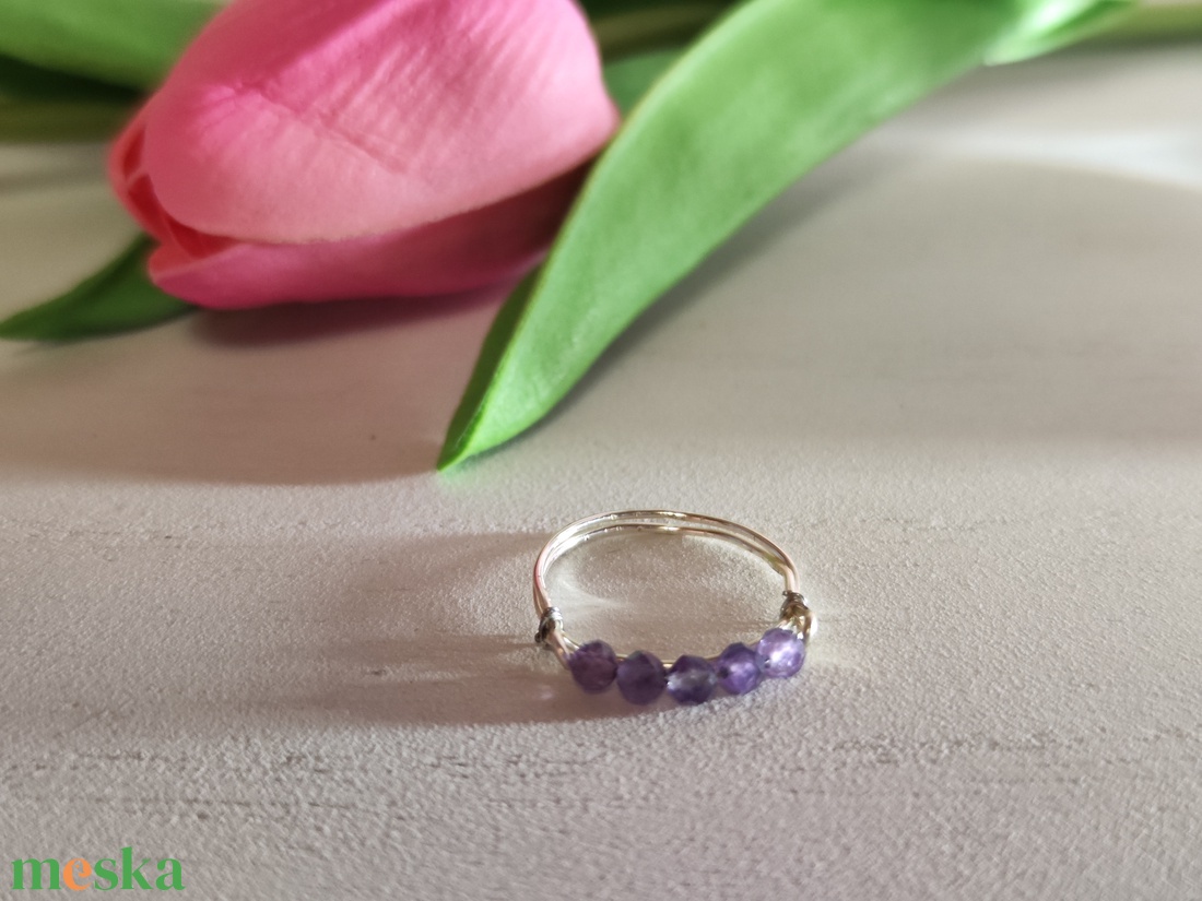 Egyedi ametiszt gyűrű � stresszoldó lila energia, kézzel hajlítva! - ékszer - gyűrű - gyöngyös gyűrű - Meska.hu