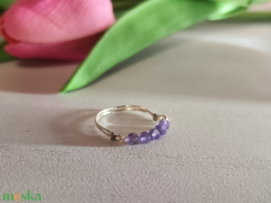Egyedi ametiszt gyűrű � stresszoldó lila energia, kézzel hajlítva! - ékszer - gyűrű - gyöngyös gyűrű - Meska.hu